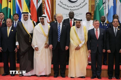 Tổng thống Mỹ Donald Trump (giữa), Quốc vương Saudi Arabia Salman Bin Abdul Aziz (thứ 3, phải), Quốc vương Jordan Abdullah II (thứ 2, phải) và Tổng thống Ai Cập Abdel Fattah al-Sisi (phải) chụp ảnh chung tại hội nghị ở Riyadh ngày 21/5. (Nguồn: AFP/TTXVN)