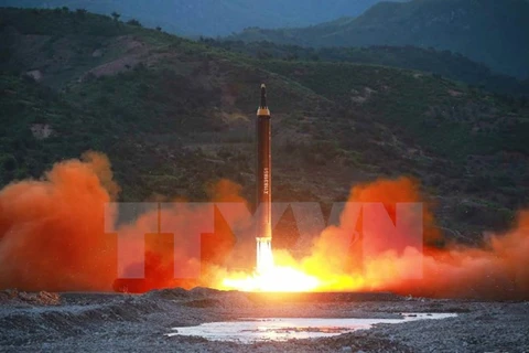 Tên lửa đạn đạo đất đối đất tầm trung Hwasong-12 được Triều Tiên phóng thử ngày 14/5. (Nguồn: YONHAP/TTXVN)