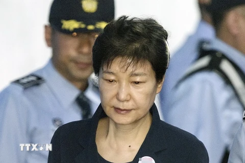 Cựu Tổng thống Hàn Quốc Park Geun-hye (giữa) được áp giải tới Tòa án trung tâm quận Seoul ngày 23/5. (Nguồn: EPA/TTXVN)