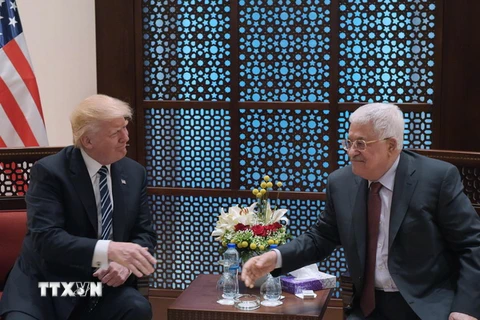 Tổng thống Mỹ Donald Trump (trái) và Người đồng cấp Palestine Mahmoud Abbas (phải) tại cuộc hội đàm ở Bethlehem ngày 23/5. (Nguồn: AFP/TTXVN)