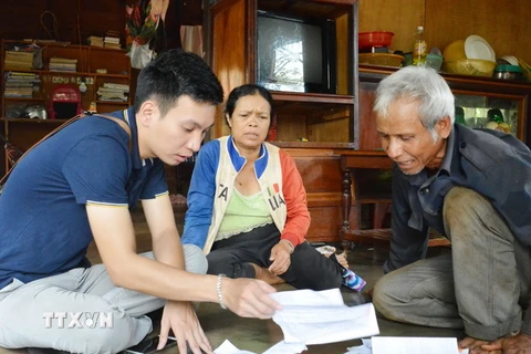 Người dân xã Ea Kao (thành phố Buôn Ma Thuột) lo lắng khi không nhận được tiền vốn và lãi từ Công ty đa cấp Phúc Gia Bảo. (Ảnh: Tuấn Anh/TTXVN)