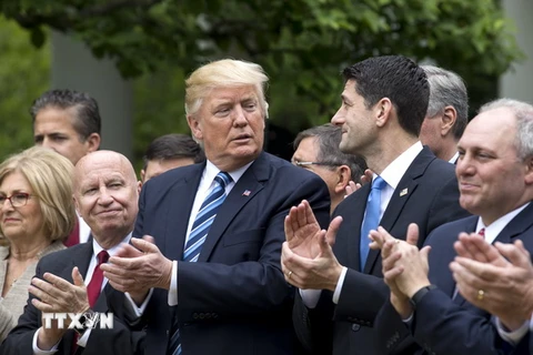 Tổng thống Mỹ Donald Trump (giữa) cùng các lãnh đạo Hạ viện của đảng Cộng hòa tại Vườn Hồng sau khi Hạ viện thông qua dự luật chăm sóc y tế mới. (Nguồn: EPA/TTXVN)
