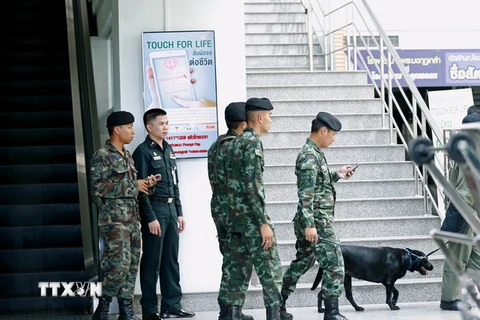 Cảnh sát Thái Lan điều tra tại hiện trường vụ nổ. (Nguồn: EPA/TTXVN)