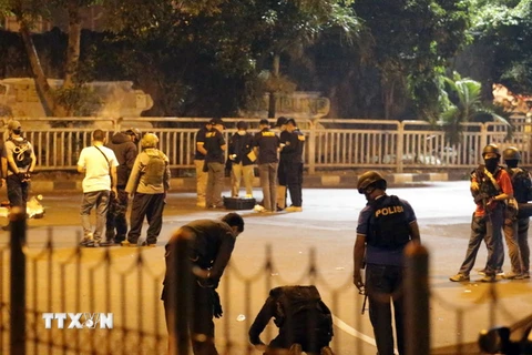Cảnh sát Indonesia điều tra tại hiện trường vụ nổ. (Nguồn: EPA/TTXVN)