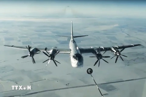 Máy bay trang bị tên lửa chiến lược TU-95 của Nga tấn công mục tiêu của khủng bố ở Syria. (Nguồn: AP/TTXVN)