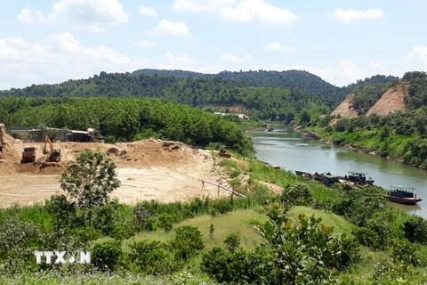 Sông Đồng Nai trong xanh hơn từ khi cát được khai thác theo đúng quy định. (Ảnh: K GỬIH/TTXVN)