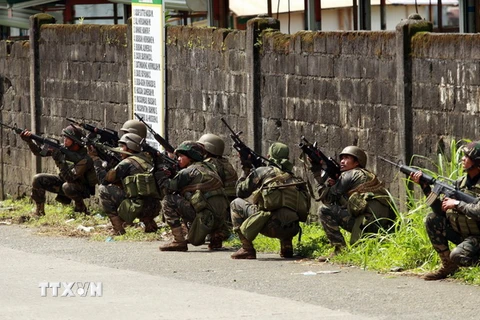 Binh sỹ Phillippines trong chiến dịch truy quét phiến quân ở thành phố Marawi ngày 25/5. (Nguồn: EPA/TTXVN)