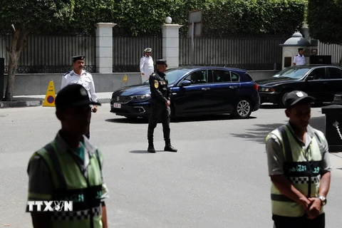 Cảnh sát Ai Cập tăng cường an ninh tại thủ đô Cairo. (Nguồn: AFP/TTXVN)