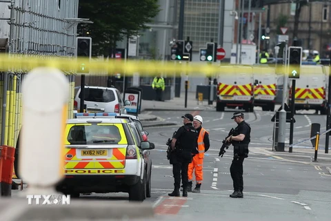 Cảnh sát có vũ trang Anh tuần tra tại khu vực Manchester Arena sau vụ tấn công ngày 23/5. (Nguồn: EPA/ TTXVN)