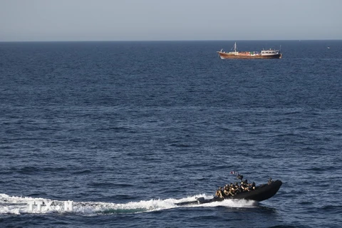 Lực lượng đặc nhiệm chống cướp biển của Pháp tuần tra tại khu vực ngoài khơi thành phố Bosasso thuộc vùng bán tự trị Puntland, Somalia ngày 26/3/2014. (Nguồn: EPA/TTXVN)