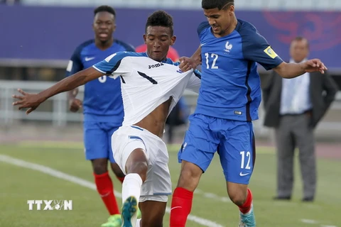 Pha tranh bóng của cầu thủ U20 Pháp Ludovic Blas (phải) với cầu thủ Douglas Martinez (trái) của U20 Honduras trong trận đấu. (Nguồn: EPA/ TTXVN)
