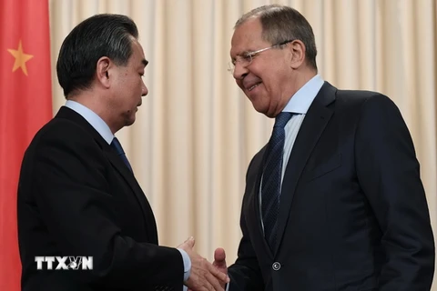 Ngoại trưởng Nga Sergei Lavrov (phải) và người đồng cấp Trung Quốc Vương Nghị (trái) trong cuộc họp báo ở Moskva ngày 26/5. (Nguồn: AFP/TTXVN)