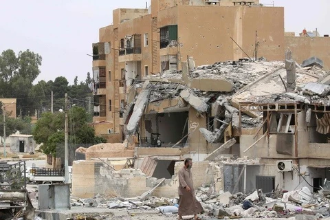 Cảnh đổ nát sau các cuộc giao tranh tại thị trấn Tabqa, cách thành phố Raqa 55 km về phía tây ngày 18/5. (Nguồn: AFP/TTXVN)