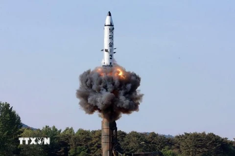 Tên lửa đạn đạo đất đối đất tầm trung Pukguksong-2 được phóng thử từ vùng Pukchang thuộc một tỉnh miền tây Triều Tiên. (Nguồn: AFP/ TTXVN)