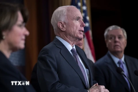 Thượng nghị sỹ John McCain (giữa) phát biểu trong cuộc họp báo tại Quốc hội Mỹ ở Washington, DC ngày 10/1. (Nguồn: AFP/TTXVN)