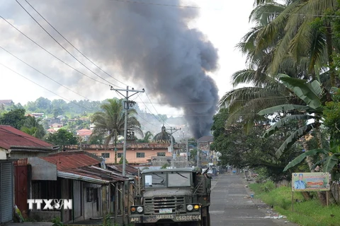Khói bốc lên sau khi trực thăng quân đội Philippines nã rocket vào các mục tiêu của phiến quân ở thành phố Marawi ngày 28/5. (Nguồn: AFP/TTXVN)