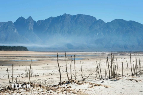 Cảnh khô hạn tại khu vực đập Theewaterskloof gần Villiersdorp, Nam Phi ngày 10/5. (Nguồn: AFP/TTXVN)