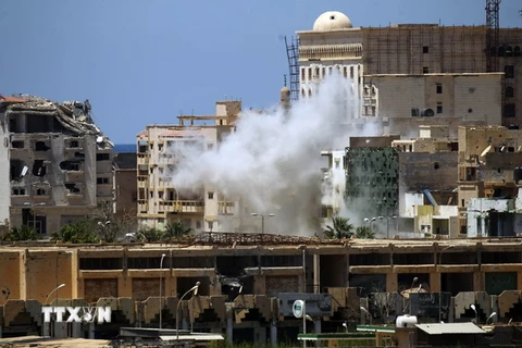 Khói bốc lên sau các cuộc giao tranh tại Benghazi ngày 20/5. (Nguồn: AFP/TTXVN)