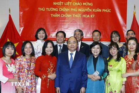 Thủ tướng Nguyễn Xuân Phúc gặp gỡ và nói chuyện với cán bộ, nhân viên Đại sứ quán Việt Nam tại Hoa Kỳ. (Ảnh: Thống Nhất/TTXVN)