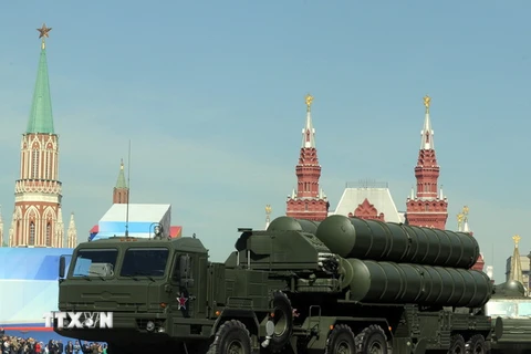 Xe chở hệ thống tên lửa phòng không S-400 Triumf tại lễ diễu binh trên Quảng trường Đỏ ở thủ đô Moskva. (Nguồn: AFP/TTXVN)