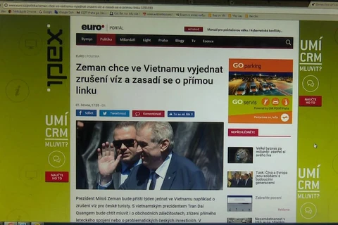 Báo chí Séc đưa tin về chuyến thăm Việt Nam của Tổng thống Milos Zeman. (Ảnh: Trần Quang Vinh/Vietnam+)