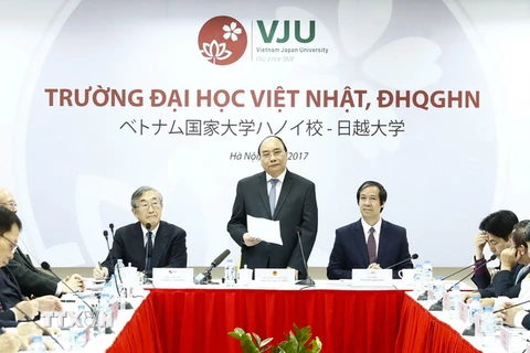 Thủ tướng Nguyễn Xuân Phúc thăm và làm việc với Trường Đại học Việt Nhật. (Ảnh: Thống Nhất/TTXVN)