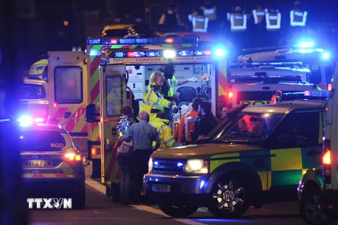 Chuyển nạn nhân tại hiện trường vụ tấn công ở Cầu London ngày 3/6. (Nguồn: AFP/TTXVN)