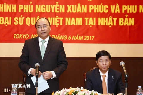Thủ tướng Nguyễn Xuân Phúc đến thăm và nói chuyện với cán bộ nhân viên Đại sứ quán và đại diện cộng đồng người Việt Nam tại Nhật Bản. (Ảnh: Thống Nhất/TTXVN)