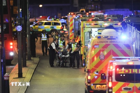 Chuyển người bị thương tại hiện trường vụ tấn công ở Cầu London ngày 3/6. (Nguồn: AFP/TTXVN)