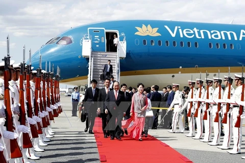 Lễ đón Thủ tướng Nguyễn Xuân Phúc và Phu nhân tại sân bay quốc tế Haneda ở thủ đô Tokyo. (Ảnh: Thống Nhất/TTXVN)