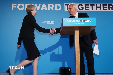 Ông David Davis (phải) và Thủ tướng Anh Theresa May (trái) tại một sự kiện ở Halifax ngày 18/5. (Nguồn: AFP/TTXVN)