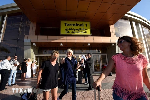 Khách du lịch tại sân bay quốc tế ở Sharm el-Sheikh ngày 31/10/2015. (Nguồn: AFP/TTXVN)