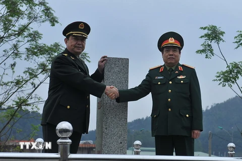 Nghi lễ chào Cột mốc 1223 tại Cửa khẩu Chi Ma trong khuôn khổ chương trình Giao lưu hữu nghị Quốc phòng Việt Nam-Trung Quốc lần thứ 3 . (Ảnh: Trọng Đức/TTXVN)