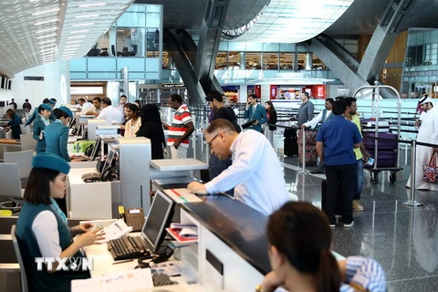Hành khách làm thủ tục tại Sân bay Quốc tế Hamad ở Doha, Qatar ngày 7/6. (Nguồn: AFP/TTXVN)