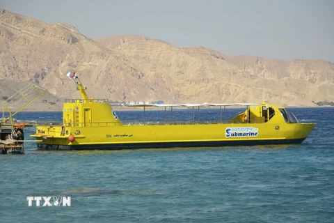 Tàu qua đảo Tiran tại Khu nghỉ dưỡng Biển Đỏ Sharm El-Sheikh cách thủ đô Cairo, Ai Cập khoảng 500 km về phía đông ngày 11/9/2011. (Nguồn: EPA/TTXVN)
