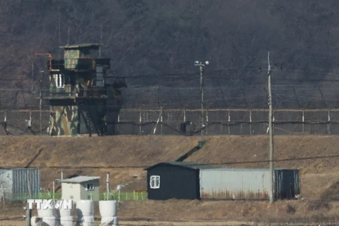 Điểm canh gác của Hàn Quốc (phía trước) ở khu vực biên giới giữa hai miền Triều Tiên ngày 6/3. (Nguồn: EPA/TTXVN)