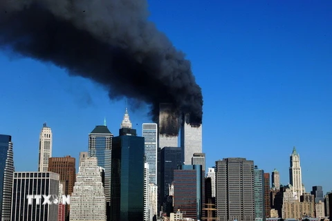 Tòa tháp đôi tại Trung tâm Thương mại thế giới ở thành phố New York, Mỹ bị tấn công ngày 11/9/2001. (Nguồn: AFP/TTXVN)