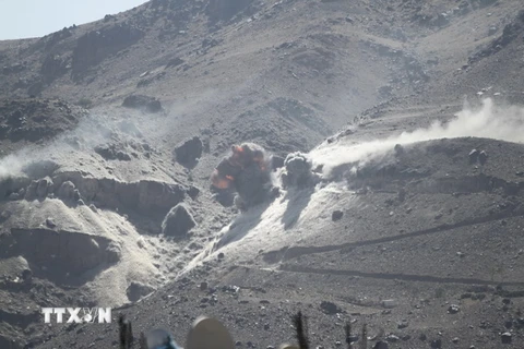 Khói bốc lên sau các vụ không kích của liên quân vào một kho vũ khí trên Núi Nuqom gần thủ đô Sanaa của Yemen. Ảnh minh họa. (Nguồn: AFP/TTXVN)