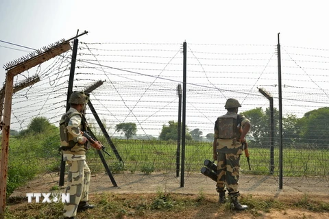 Binh sỹ Ấn Độ gác tại khu vực Jammu trên biên giới Ấn Độ-Pakistan. (Nguồn: AFP/TTXVN)