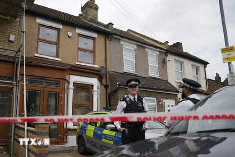 Cảnh sát Anh điều tra tại Ilford, London ngày 8/6. (Nguồn: AFP/TTXVN)
