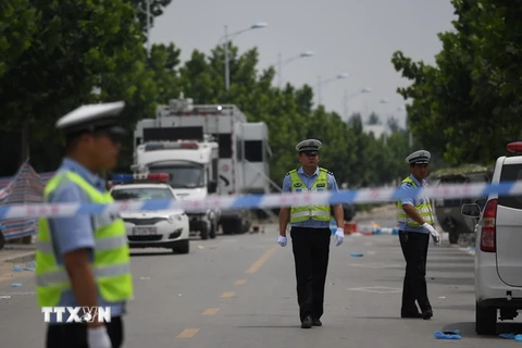 Cảnh sát Trung Quốc điều tra tại hiện trường vụ nổ. (Nguồn: AFP/TTXVN)