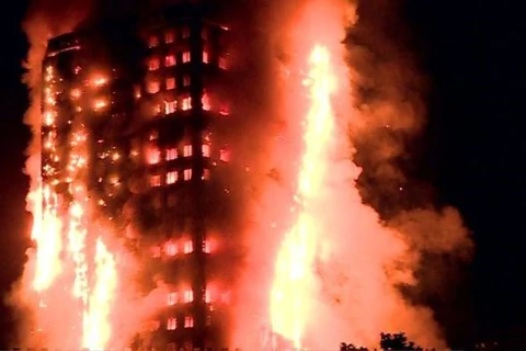 Cận cảnh tòa nhà chìm trong ngọn lửa. (Nguồn: BBC)