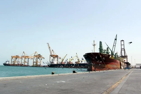 Tàu đậu tại cảng Hoidedah của Yemen. (Nguồn: arabnews.com)