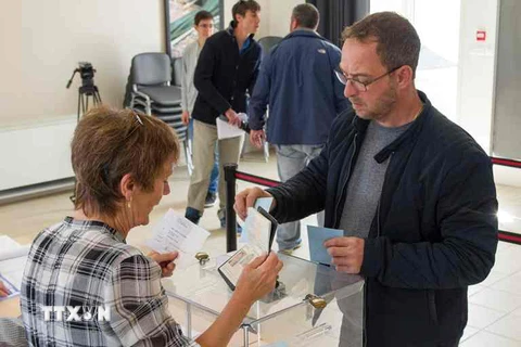 Cử tri hải ngoại Pháp bỏ phiếu bầu Hạ viện vòng hai tại Saint-Pierre và Miquelon ngày 17/6. (Nguồn: AFP/TTXVN)