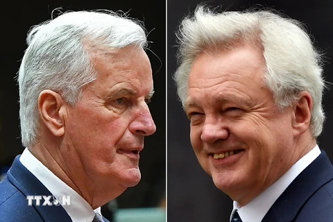 Ủy viên châu Âu phụ trách đàm phán Brexit Michel Barnier (trái) và Bộ trưởng Anh phụ trách vấn đề Brexit David Davis. (Nguồn: EPA/ TTXVN)