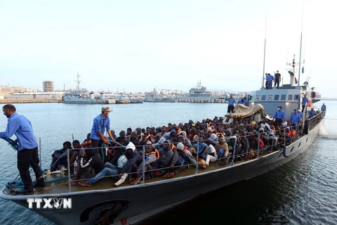 Người di cư trên biển Địa Trung Hải được Lực lượng bảo vệ bờ biển Libya giải cứu và đưa về căn cứ của hải quân ở Tripoli. (Nguồn: AFP/TTXVN)
