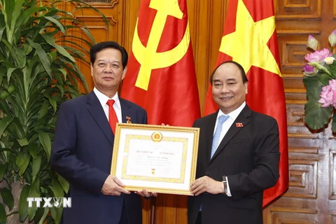 Thủ tướng Nguyễn Xuân Phúc trao tặng Huy hiệu 50 năm tuổi Đảng cho đồng chí Nguyễn Tấn Dũng, nguyên Ủy viên Bộ Chính trị, nguyên Thủ tướng Chính phủ. (Ảnh: Thống Nhất/TTXVN)