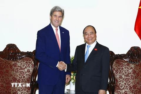 Thủ tướng Nguyễn Xuân Phúc tiếp cựu Ngoại trưởng Mỹ John Kerry đang ở thăm và làm việc tại Việt Nam. (Ảnh: Thống Nhất/TTXVN)