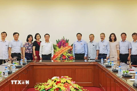Đồng chí Phạm Minh Chính, Ủy viên Bộ Chính trị, Bí thư Trung ương Đảng, Trưởng Ban Tổ chức TW đến chúc mừng TTXVN. (Ảnh: Trọng Đạt/TTXVN)