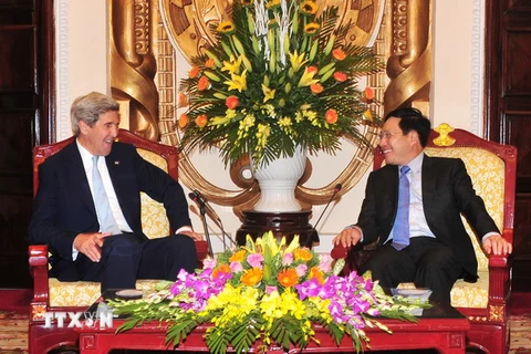 Phó Thủ tướng, Bộ trưởng Bộ Ngoại giao Phạm Bình Minh tiếp cựu Ngoại trưởng Hoa Kỳ John Kerry đang thăm và làm việc tại Việt Nam. (Ảnh: Nguyễn Khang/TTXVN)